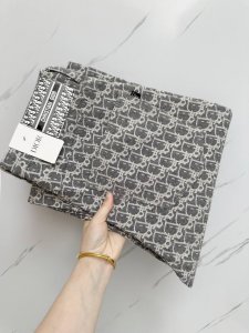 Dior 高端定制 25Ss春夏新款 早春新款超柔软 弹力面料 复杂的手工艺叠加 任何一个洗水环节多停留几秒都会变成完全不一样的颜色效果 所以越加珍贵 特别持久