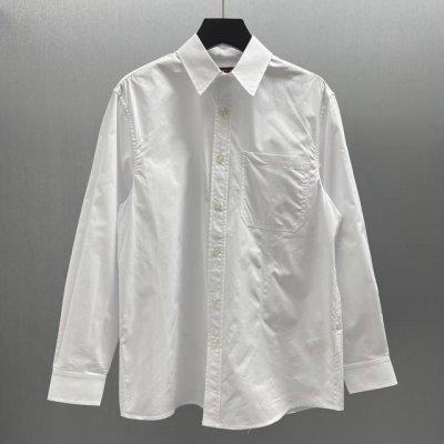 Gg 后幅骑士刺绣图案白衬衫 Size : S-Xl 这件衬衫主体为纯净白色，简约大方。后背处有显眼的“Gucci”品牌字母标识及独特图案，彰显出浓郁的时尚与奢