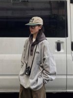 特价 Miu Miu 三标齐全 Miu Miu 纯棉圆领美式卫衣，解锁随性时髦密码 在潮流前沿，Miu Miu 以先锋之姿不断创新，这款中性纯棉圆领美式卫衣，便