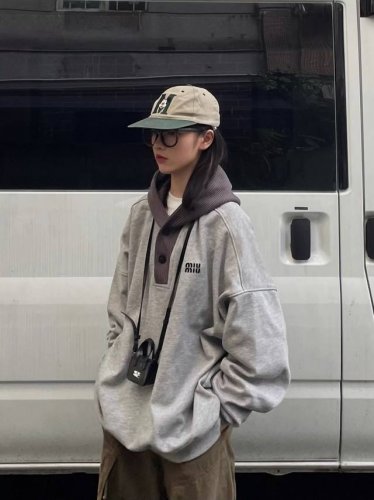 特价 Miu Miu 三标齐全 Miu Miu 纯棉圆领美式卫衣，解锁随性时髦密码 在潮流前沿，Miu Miu 以先锋之姿不断创新，这款中性纯棉圆领美式卫衣，便