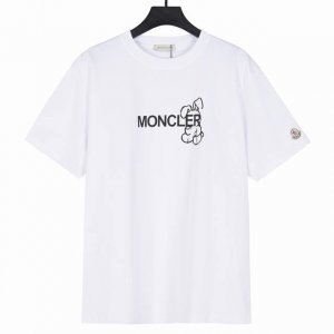moncler盟可睐藤原浩2025新款印花短袖 面料采用280克重双纱精梳棉，定制32支1*1螺纹，成衣两遍水洗处理，面料舒适亲肤无异感，定制定染面料，纺织密度
