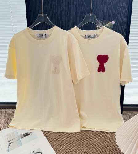 品名 Am* 新款麦穗钩针编织爱心Logo短袖 尺码 S.M.L 颜色 杏色 奶油色干净又清爽 立体刺绣的小爱心让整体造型更有层次感 女士搭配同色系短裙 温柔又