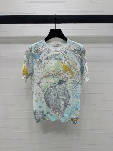 上新原单高端品质Hermes* 2025春夏最新系列 海盗船图腾针织短袖 定制Yb丝毛纱线材质织造 柔软透气质感十足 螺纹领针织短袖剪裁 采用多色印花图案工艺