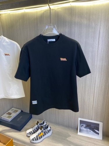 Dior迪奥 2025Ss春夏高品质情侣短袖T恤 高克重纯棉T恤 工艺品级别 重工工艺 尊享好货 车线做工符合精品要求 超级好搭配 品质及剪裁设计都堪称一流 高
