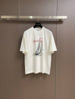 Burberry 2025Ss春夏新款帆船字母Logo印花短袖T恤，设计感十足干净又清爽 满满的青春活力 凹起造型来妥妥的好看经典的小圆领设计简洁好穿 走在街上