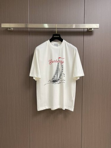 Burberry 2025Ss春夏新款帆船字母Logo印花短袖T恤，设计感十足干净又清爽 满满的青春活力 凹起造型来妥妥的好看经典的小圆领设计简洁好穿 走在街上