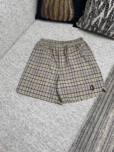 迪奥 25Ss新款短裤是 Dior 男装的经典单品 采用米色棉质混纺面料精心制作 饰以米色和海军蓝色格子图案 点缀以 Cd Diamond 刺绣提升格调 款式时