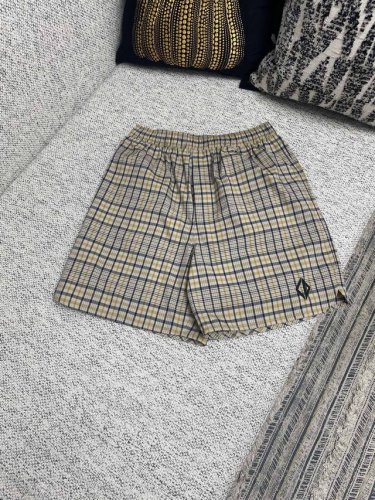 迪奥 25Ss新款短裤是 Dior 男装的经典单品 采用米色棉质混纺面料精心制作 饰以米色和海军蓝色格子图案 点缀以 Cd Diamond 刺绣提升格调 款式时