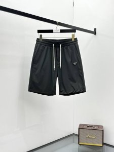 普拉达 2025春夏新款短裤 时尚休闲裤 品牌经典Logo 舒适度极好 手触感强烈 辨识度极高 定制进口面料 色泽清新 做工精细 上身超赞 码数 M-4Xl