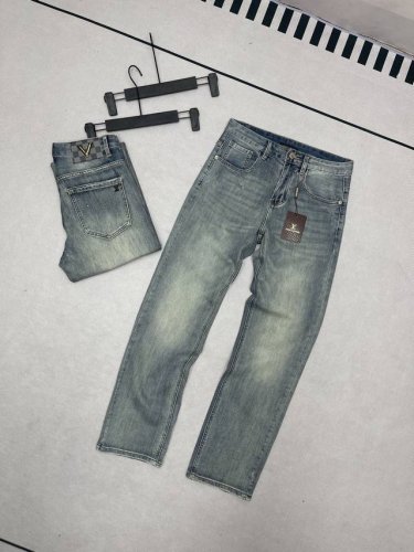 春夏新款新款路易威登Louis Vuittony新品超柔V皮标牛仔裤！ Lv最新顶级用料超柔高棉水洗牛仔面料！每一件水洗费用高达常规工艺三倍之多，触感极致细腻，
