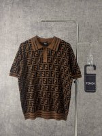 p340 Y260S360Fendi/芬迪经典双F老花 羊毛Polo 短袖，复古棕与酷黑交织，瞬间提升时尚气场。简约领口设计，精致纽扣点缀，舒适面料，彰显意式奢