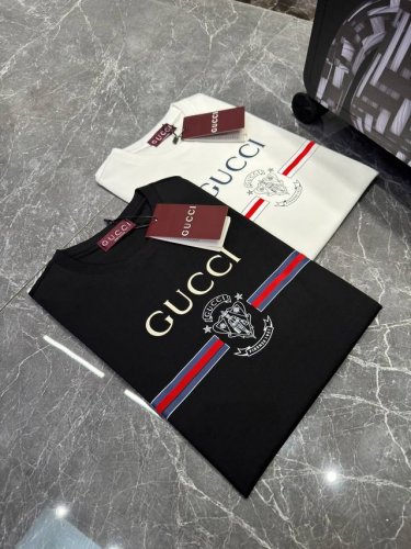 Gucci 25Ss最新元素新品短袖！最顶级的品质专柜原单，顶级制作工艺进口面料，专柜款独特设计，采用进口高端订制进口丝线手感一流！ 颜色：黑色 白色 码数：X