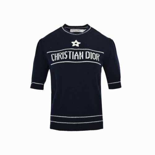 dior 迪奥 Cd 字母针织毛衣短袖 工艺说明：这款针织衫一亮相，就仿佛带着法国巴黎的浪漫与优雅。浅蓝色款则更加清新脱俗，仿佛天空中的一朵云。两色皆有白色领口