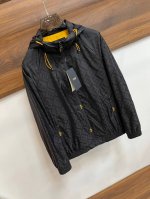 主推 Fendi 2025Ss早春新款发布芬迪连帽夹克外套，春季爆款外套，穿上就是舒适自在又显瘦的存在，慵懒而随性，结合干净简单的色系就特别耐看，适合日常穿着~
