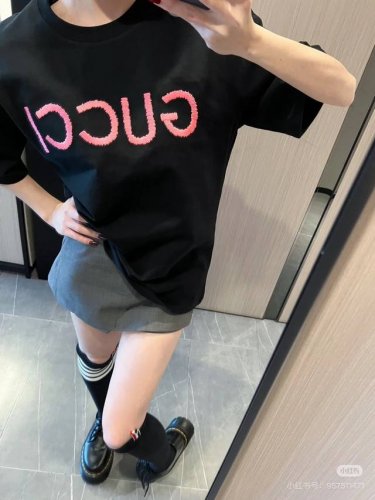 新款上新 高版本独家定制Gucci 古驰春夏经典粉色饱满刺绣字母男女情侣款圆领短袖T恤 今年最新款胸前精美饱满经典Logo刺绣 面料采用280克 双纱棉质材质面