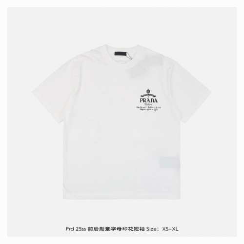 prada 普拉达 25Ss 前后勋章字母印花短袖 面料采用230克重精梳棉，定制32支1*1螺纹，成衣两遍水洗处理，面料舒适亲肤无异感，定制定染面料，纺织密度