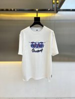 Bur巴宝莉、2025春夏男士新款Logo圆领短袖T恤。进口丝光棉面料，面料手感丝滑柔软，透气亲肤性极佳，着身无比的舒适，整体质感相当之高！衣身胸前标志性徽标L