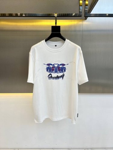 Bur巴宝莉、2025春夏男士新款Logo圆领短袖T恤。进口丝光棉面料，面料手感丝滑柔软，透气亲肤性极佳，着身无比的舒适，整体质感相当之高！衣身胸前标志性徽标L