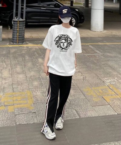 Versace 范思哲美杜莎印花短袖 上身图