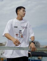 上新！Vans 万斯夏季新款卡通涂鸦短袖T恤！标志性Logo Tee ！高密针织圆领设计，平整简约！亲肤透爽！面料的柔软性舒适性无可挑剔！男女均可驾驭，打破性别
