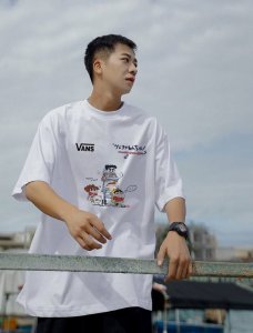上新！Vans 万斯夏季新款卡通涂鸦短袖T恤！标志性Logo Tee ！高密针织圆领设计，平整简约！亲肤透爽！面料的柔软性舒适性无可挑剔！男女均可驾驭，打破性别