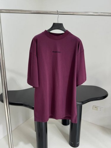 春夏新品新品New Back廓型版型T恤 定制定染复古平纹针织面料 廓形版型剪裁 胸部及后背饰以字母标识艺术作品刺绣 后背覆盖阿拉伯字母刺绣 破坏款水洗褪色效果