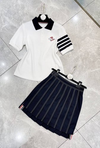 上新 独家高定套装首发 25Ss Thom Brown*独家爆款学院风绣小狗气质短袖T恤百褶裙套装 本季新品采用高质感进口珠蒂棉色织定制面料 全面升级版透气舒适