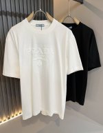 prad*A普*达2025春夏新款男女同款短袖T恤，最新款全网独家首上！！~既经典有时尚百搭，谁不爱啊，将经典再次展现，非常的耐看，自带低奢光环与辨识度！pr*