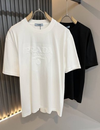 prad*A普*达2025春夏新款男女同款短袖T恤，最新款全网独家首上！！~既经典有时尚百搭，谁不爱啊，将经典再次展现，非常的耐看，自带低奢光环与辨识度！pr*