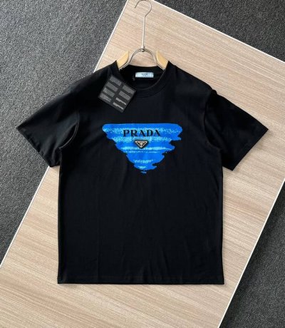 高品质 prada 普拉达数码直喷三角徽章新款T桖， 25Ss春夏新品，胸前数码直喷倒三角，字母采用万针刺绣，醒目的Loog徽章，采用环保染料，无甲醛，对身体无