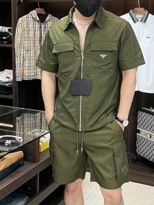 主推 prada 早春款2025最新款时尚设计师款秘普拉达翻领开衫短袖短裤套装 处处细节显工艺足够的高级 结构性剪裁的设计改变来展现男士多样的形象变化 修身利落