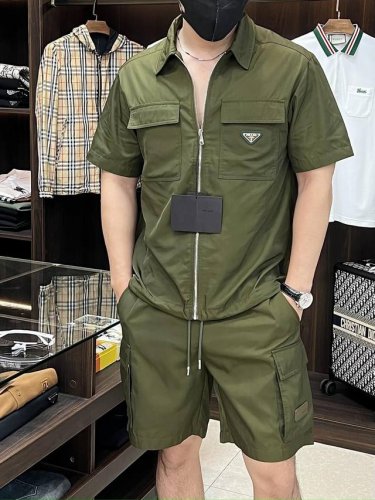 主推 prada 早春款2025最新款时尚设计师款秘普拉达翻领开衫短袖短裤套装 处处细节显工艺足够的高级 结构性剪裁的设计改变来展现男士多样的形象变化 修身利落