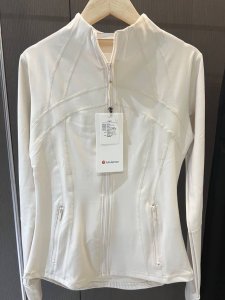 经典款 丨Lululemon丨 Define 女士运动夹克瑜伽服健身服套装 在运动New Arrivals领域，Lululemon 一直以其卓越的品质和创新的设计引领潮流。而 Lu