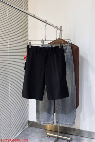 L139 Lvlouis Vuitton 标签工装短裤 定制极光Tr料 光泽自然 舒适贴肤 经典黑色基调 前幅饰以同质化Ean Fit展示 极致的纯净感 侧面贴