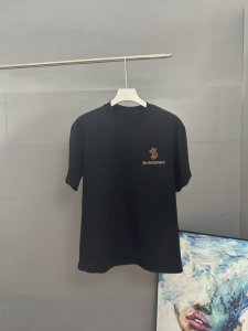 burberry巴宝莉 刺绣款 2025春夏经典圆领短袖T恤采用280克双纱精棉 衣服偏厚使整体高透气和柔软性 高版本 三标齐全 男女同款 颜色 白色 黑色 灰