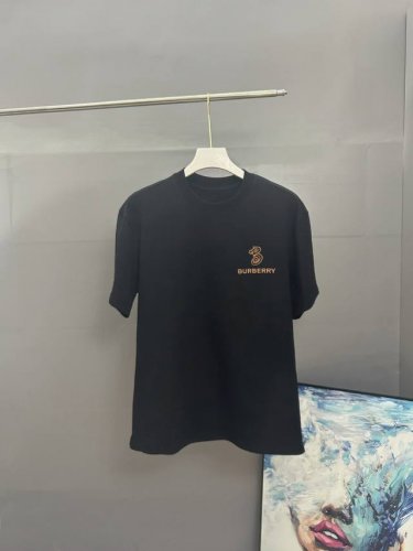 burberry巴宝莉 刺绣款 2025春夏经典圆领短袖T恤采用280克双纱精棉 衣服偏厚使整体高透气和柔软性 高版本 三标齐全 男女同款 颜色 白色 黑色 灰