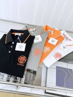 her爱马仕 25Ss夏季新款，这款Polo衫采用珠地面料制作而成，胸前独家绣花工艺 ，三标齐全 面料匀均细致柔软 ，穿着舒度适高，轻松打造夏日潮酷感 ，强烈推