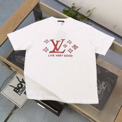 款号 Zsf7022 2025新款Louis Vuitton路易威登Lv经典红色四叶草图案Logo印花休闲情侣短袖T恤 深邃而神秘 红色 Lv 标志与 Live