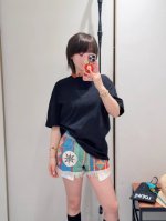 loew* 25Ss春夏新款 微标刺绣自带花花挂脖的可爱T恤丨独家Yb开发！高版出品！送你一朵小红花？领口一圈小红花真的很吸睛 让黑色不再沉闷 版型修身显瘦 材
