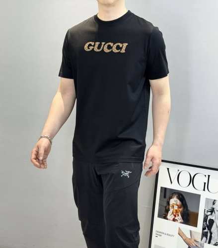 gucc*古齐25S春夏圆领T恤.优秀品质和当代流行元素搭配.前胸立体饱满质感Logo超强标签，做工相当打Call！百分百双纱紧密纺 100% 190G丝光棉质