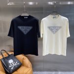 普家 pradat恤经典又百搭，胸前标志性的三角徽标，低调中尽显奢华 徽标上“prada Milano”的字样，彰显品牌格调。 面料柔软舒适，版型宽松S-Xxl