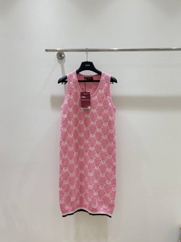 Ucci字母提花针织背心连衣裙 时尚简约 经典字母元素 优雅针织质地 上身效果超赞 速来抢购 S M L