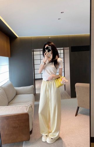 新品上新短袖 裤子115 Miu Miu 缪缪 花边短袖拼接腰头长裤 高级定制 Miumi*缪缪 V领蕾丝修身短袖搭配拼接腰头醋酸长裤 一套吸睛又好看 短袖款号