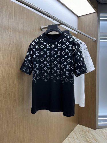 lv 独家首发 25早春新款短袖 男士日常出门闭眼搭 高级定制面料短袖T恤 魅力在于创造了简约奢华感的时尚,随意搭配感受英式风格独特气质. 宽松的版型展现出休闲
