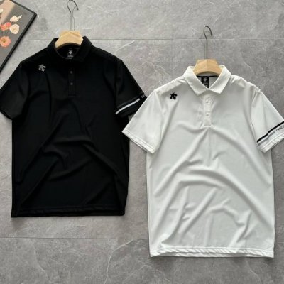 发140！迪家高尔夫Field男士弹力短袖Polo衫 简约基础款短袖Polo衫。采用质感动感珠地网眼面料，质地挺阔，弹性丰富，且包覆性强。 袖口处线条印花同装饰