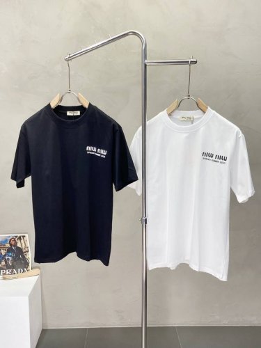 Miumiu缪缪独家专供新款原单男士休闲短袖 高端定制 高端版本 时尚百搭爆款进口面料 手感超柔软细腻 穿着亲肤舒适 高端精品 代工厂p精细做工 上身非常赞 男