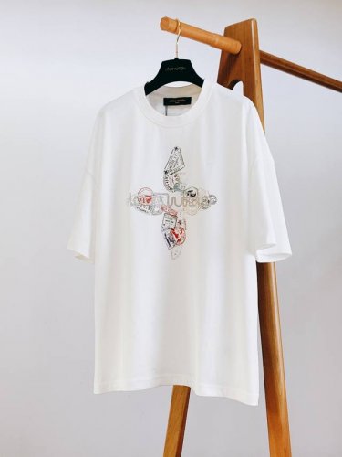 Louisvuitton 路易威登 2025Ss春夏新品 重磅级尤物单品，官网在售系列。烫金印花短袖T恤，定织微融感高支纯棉面料，手感非常好，后幅面料贴布标识点