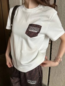 上新 Fendi 芬迪 25Ss新款套装小领口圆领 定位印花口袋T恤长裤套装，经典老花Ff字母印花～ 颜色：白色 码数：Sml S码推荐： 80~100 M码推