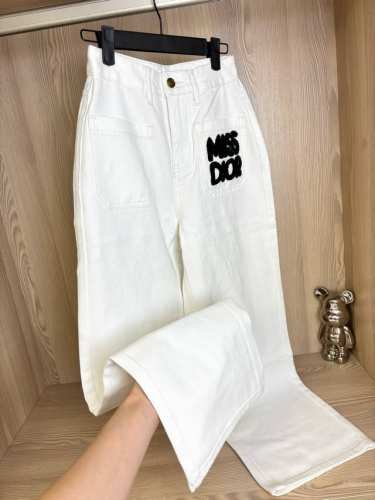 款号:Dc 45# 2025Ss迪奥Dior Miss刺绣白色牛仔直筒裤男女款 重磅推荐Dior牛仔裤 复合面料质感好 舒适不紧绷穿着舒适无束缚感，显高显瘦巨好