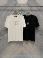 春夏新品1V艺术印花圆领高克重短袖T恤，这款短袖在细节处理上非常考究。首先，它采用高克重棉质材料，这种面料不仅柔软舒适，还具有一定的厚度，能够很好地保持衣服的形